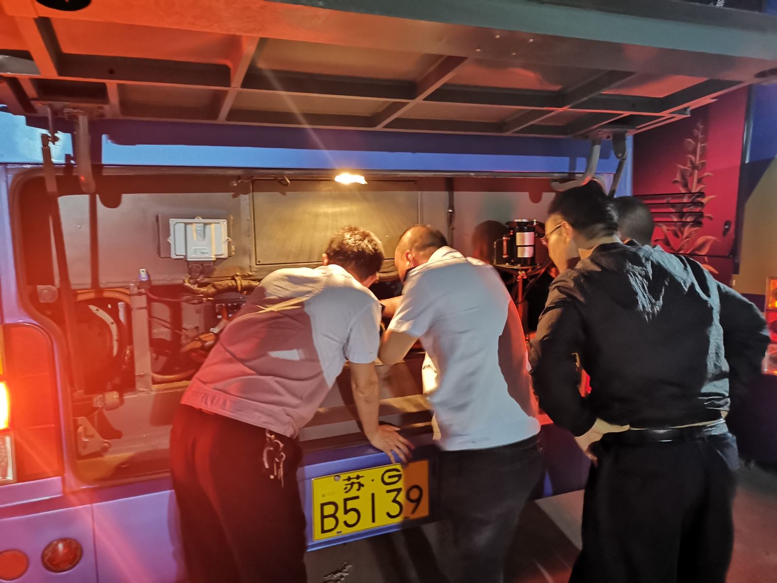 公交集團(tuán)公交事業(yè)一部做好夏季停車(chē)場(chǎng)夜查工作